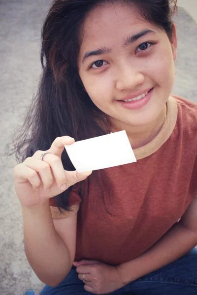 Mujer joven con tarjeta en blanco — Foto de Stock