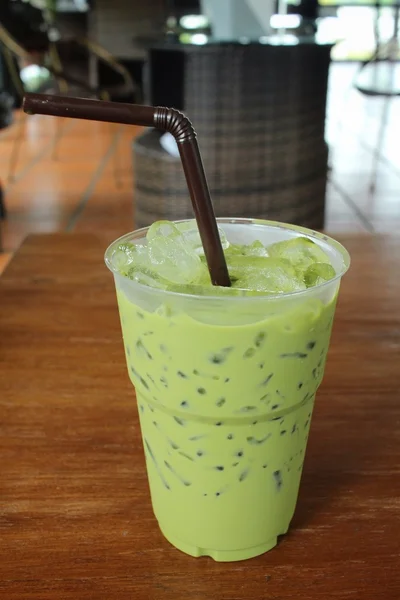 Buzlu yeşil çay ve süt — Stok fotoğraf