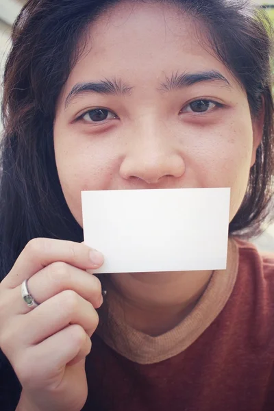 Mujer joven con tarjeta en blanco —  Fotos de Stock