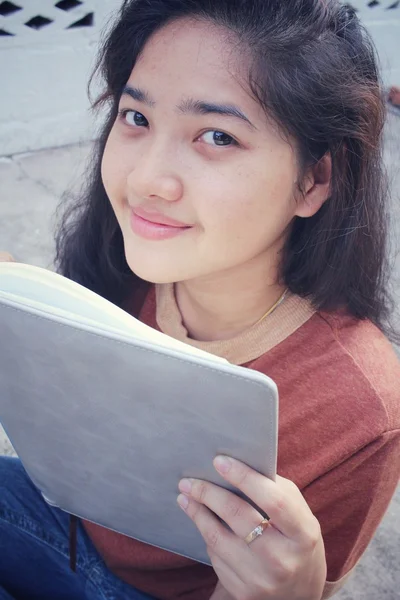 Junge Frau mit Buch — Stockfoto