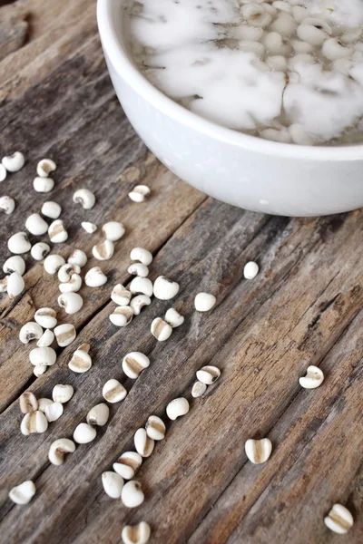 Sobremesa de lágrimas do trabalho com leite de coco — Fotografia de Stock