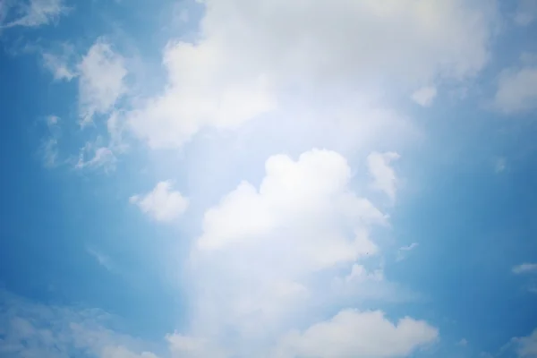 Nuvens no céu azul. — Fotografia de Stock