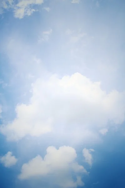 Nuvens no céu azul. — Fotografia de Stock