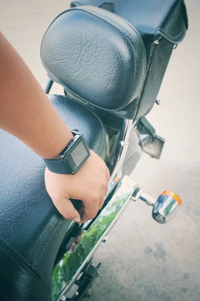 Ręka kobiety z pokładzie smartwatch na motocykl — Zdjęcie stockowe