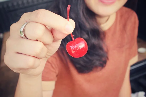 Jovem mulher comer cerejas — Fotografia de Stock