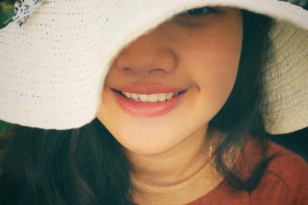 Mulher feliz com chapéu no verão — Fotografia de Stock