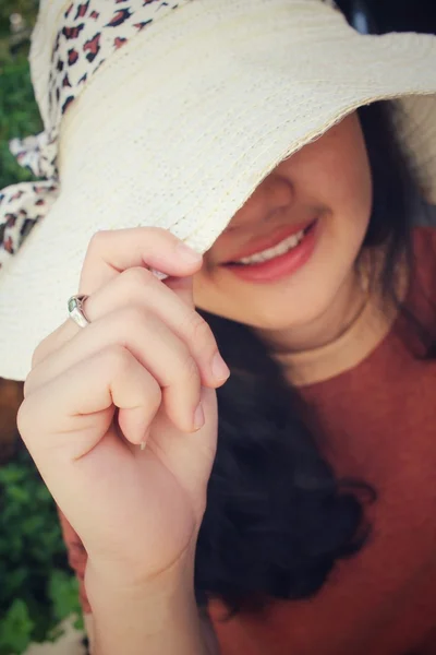 Щаслива жінка з капелюхом влітку — стокове фото