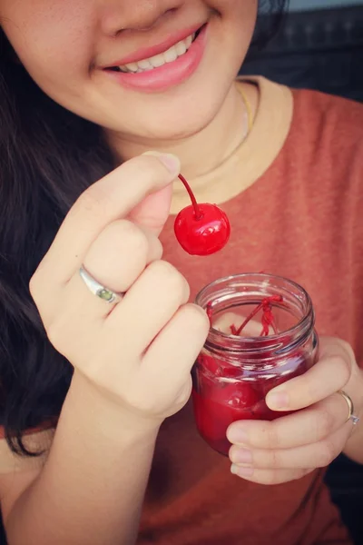 Jovem mulher comer cerejas — Fotografia de Stock