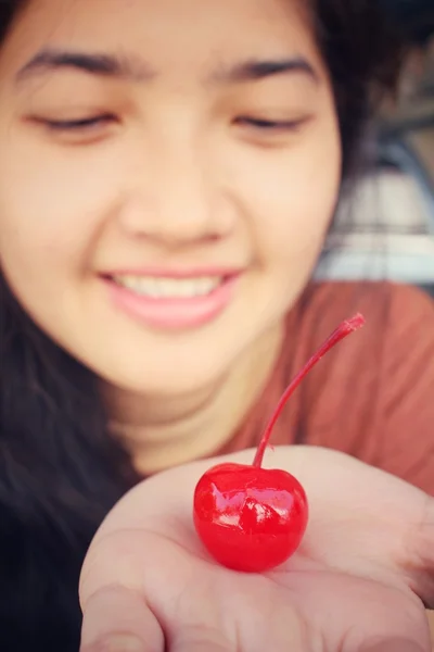 Jovem mulher comer cerejas — Fotografia de Stock