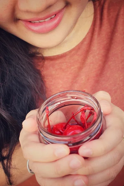 Jovem mulher comer cerejas — Fotografia de Stock
