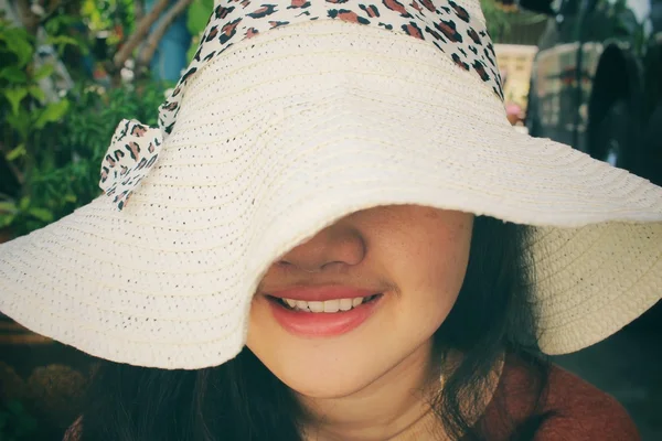 Szczęśliwa kobieta z kapelusz na lato — Zdjęcie stockowe