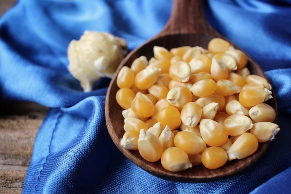 Maïs soufflé et grains — Photo