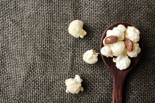 Popcorn s mandlí — Stock fotografie