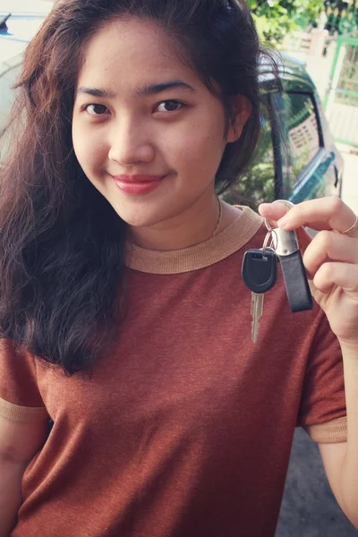 Jovem segurando chaves para carro novo — Fotografia de Stock