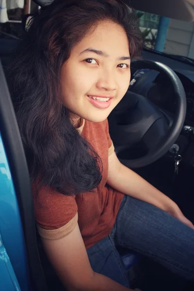 Jovem mulher dirigindo um carro — Fotografia de Stock