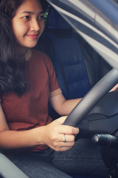 Jovem mulher dirigindo um carro — Fotografia de Stock