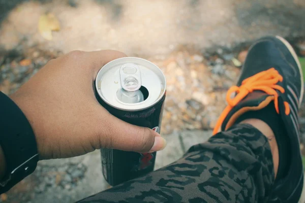 Cola může s tenisky — Stock fotografie