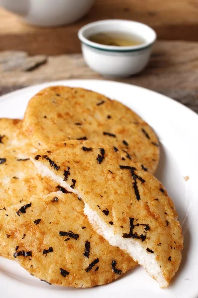 Snack de pastel de arroz senbei japonés con té caliente — Foto de Stock