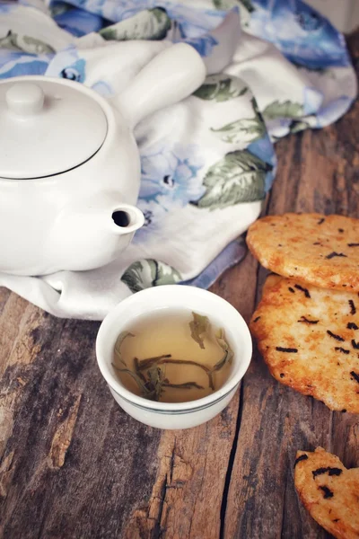 Snack de pastel de arroz senbei japonés con té caliente — Foto de Stock