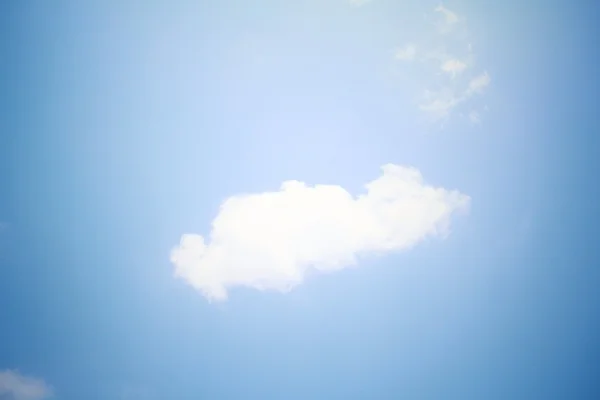 Nuages sur le ciel bleu. — Photo