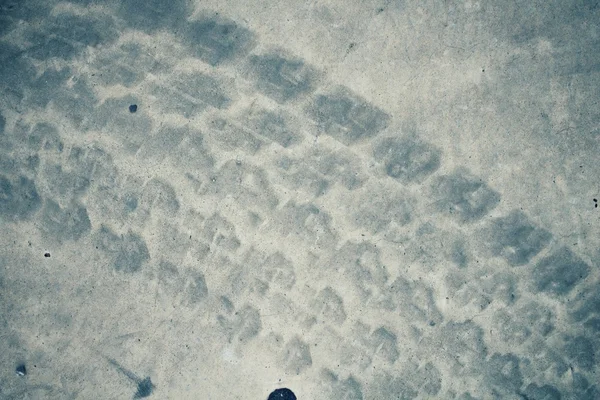 Pistes de roues sur route — Photo