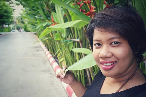 Joven mujer sonriendo —  Fotos de Stock