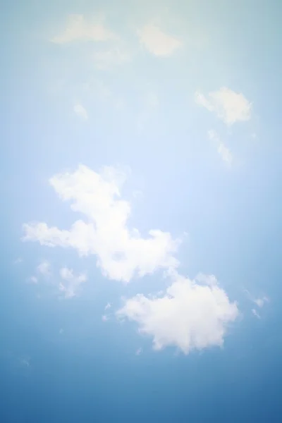 Chmury na błękitnym niebie. — Zdjęcie stockowe