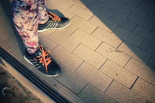 Turnschuhe mit Schatten — Stockfoto