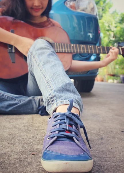 Mujer joven tocando la guitarra — Foto de Stock