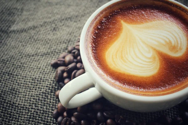 Vintage latte τέχνη καφέ με φασόλια — Φωτογραφία Αρχείου