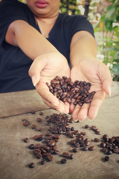 Palonych ziaren kawy na ręce — Zdjęcie stockowe