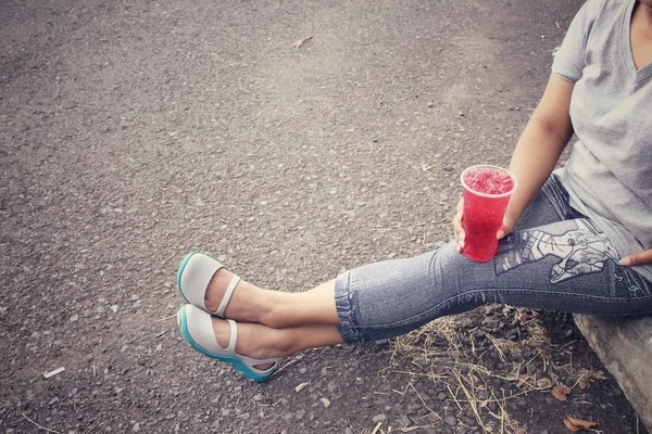 女性飲酒赤い飲料 — ストック写真