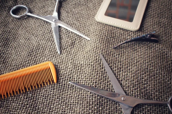Cabelo corte tesouras pente espelho e grampo de cabelo — Fotografia de Stock
