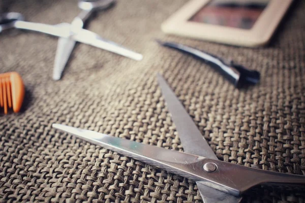 Nożyce do cięcia włosów grzebień, lusterko i Spinka — Zdjęcie stockowe