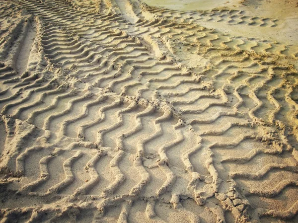 Tracce di ruote sul terreno. — Foto Stock