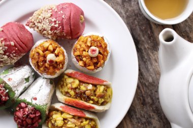 Sıcak çay ile Hint Tatlılar