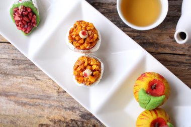 Sıcak çay ile Hint Tatlılar