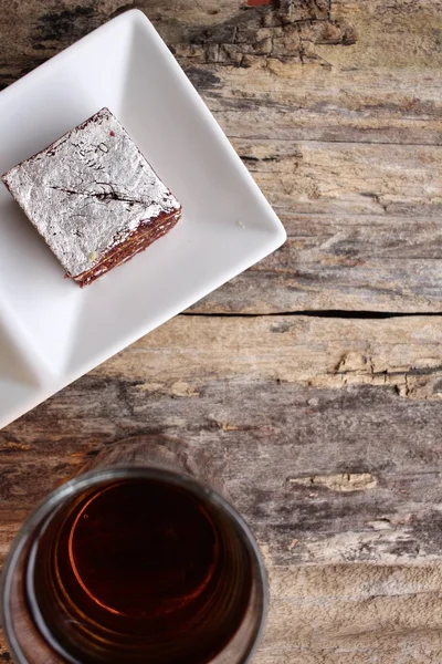 Dolci indiani con tè caldo — Foto Stock