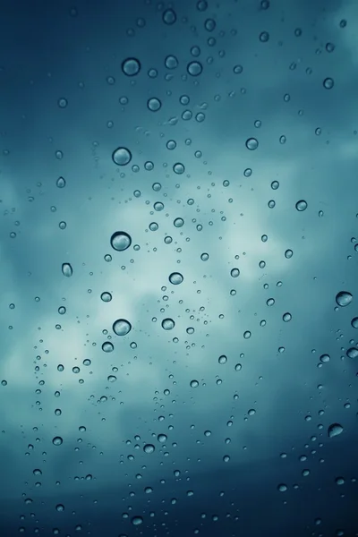 Gota de agua con nube en el cielo — Foto de Stock