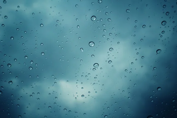 Gota de agua con nube en el cielo — Foto de Stock