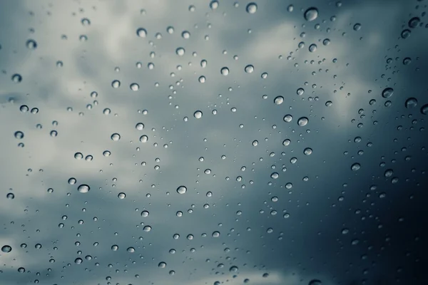 Goutte d'eau avec nuage sur le ciel — Photo