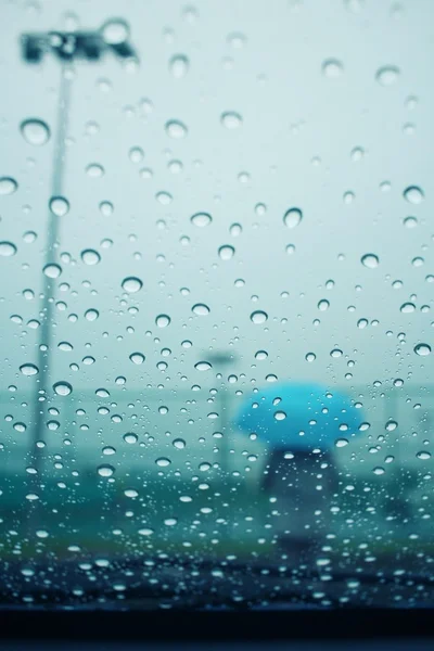 Blurred of water drop with umbrella — Stock Photo, Image