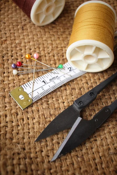 Fios de costura com tesoura em pano de saco — Fotografia de Stock