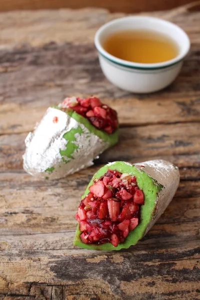 Doces indianos com chá quente — Fotografia de Stock