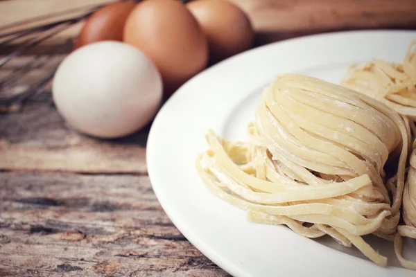 Making noodle with egg and whisk — Stock Photo, Image
