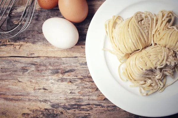 Making noodle with egg and whisk — Stock Photo, Image