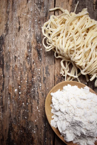 Preparación de fideos con harina de trigo — Foto de Stock