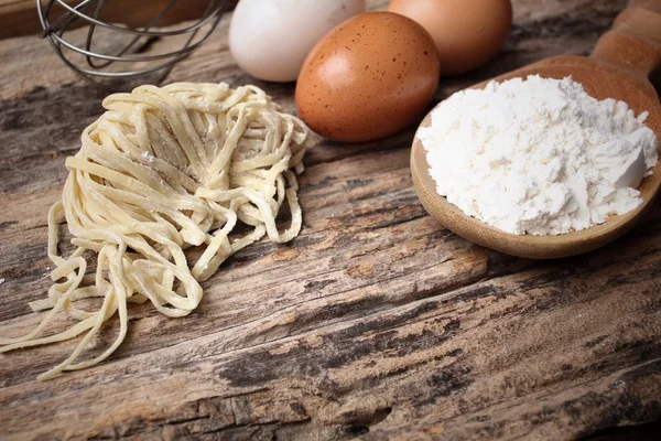Making noodle with eggs and wheat flour — Stock Photo, Image