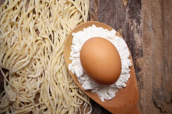 Preparación de fideos con huevo y harina de trigo —  Fotos de Stock