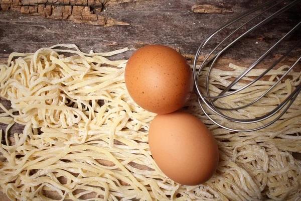 Hacer fideos con huevo y batidor —  Fotos de Stock